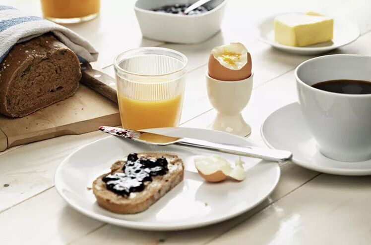 Pilngraudu grauzdiņš, ola un tase kafijas - brokastis 1500 kaloriju diētas ēdienkartē